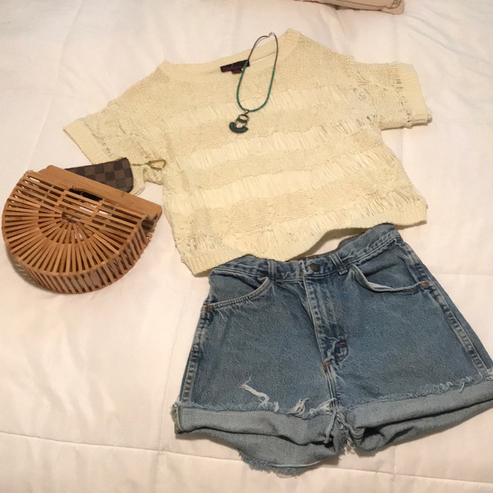 Slightly cropped woven blouse!